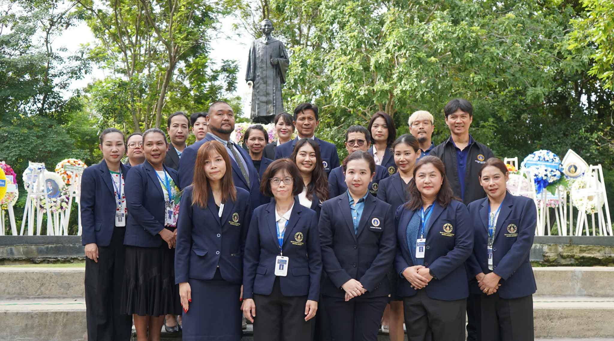 พิธีวางพวงมาลาถวายสักการะพระราชานุสาวรีย์ พระบรมราชชนก เนื่องใน 