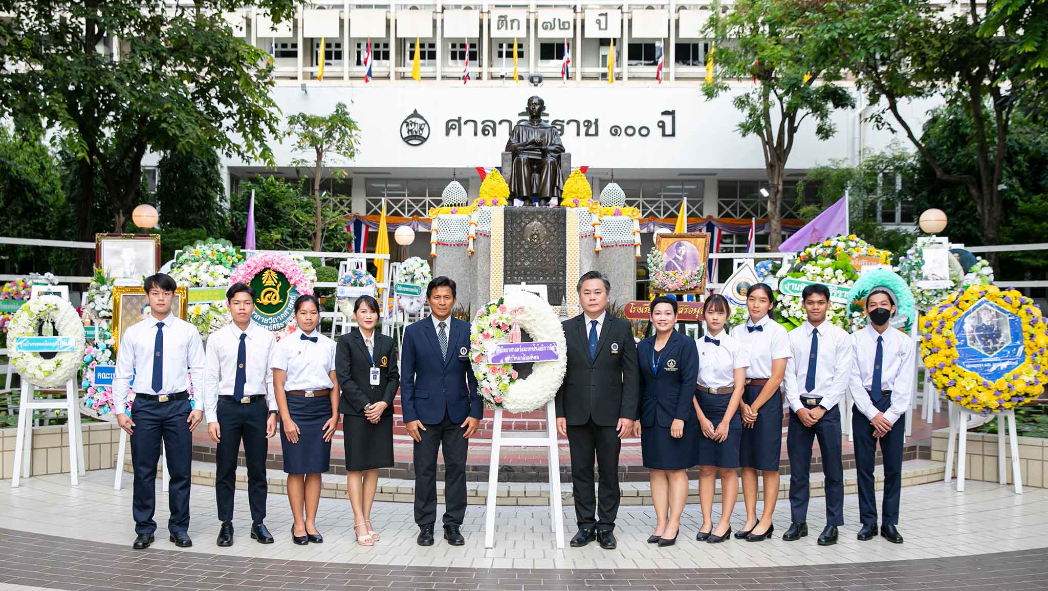 พิธีวางพวงมาลาถวายสักการะพระราชานุสาวรีย์ พระบรมราชชนก เนื่องใน 