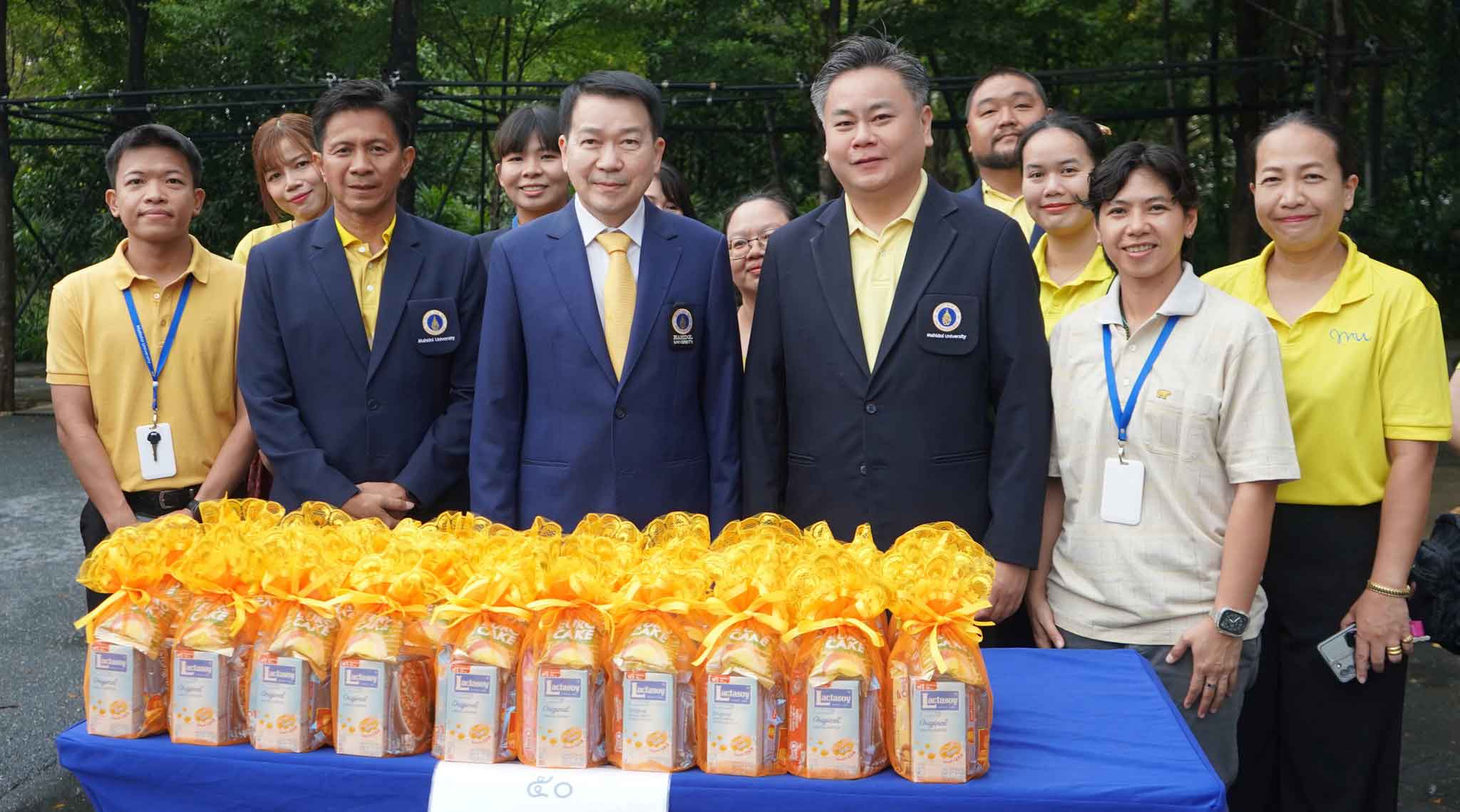 พิธีทำบุญตักบาตร เนื่องในวันคล้ายวันสวรรคตพระบาทสมเด็จพระบรมชนกาธิเบศ มหาภูมิพลอดุลยเดชมหาราช บรมนาถบพิตร